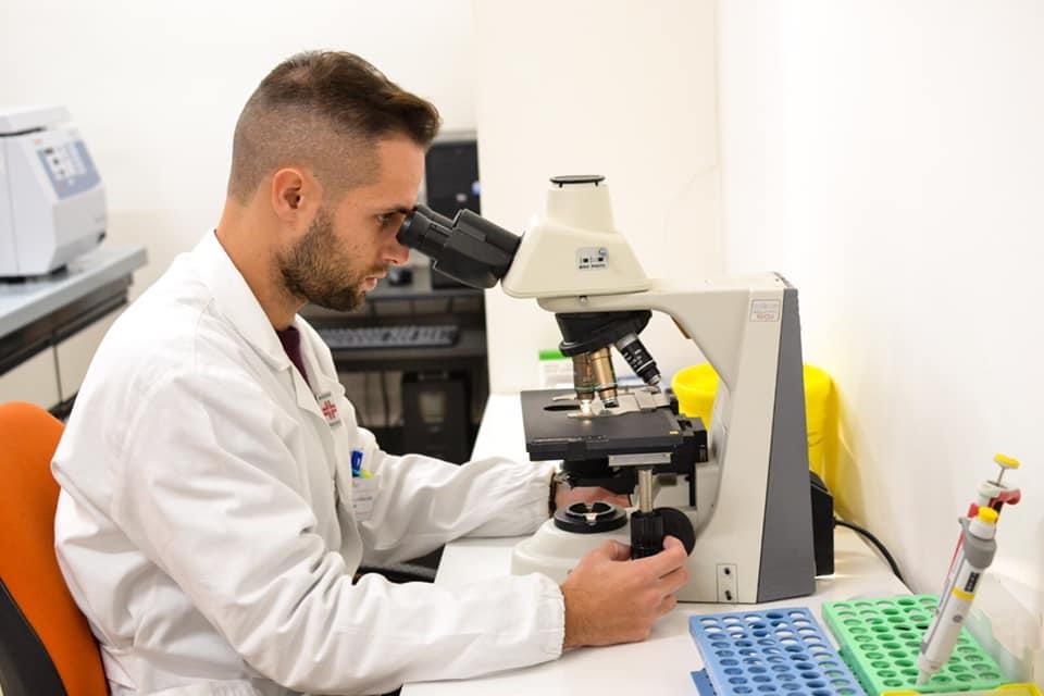 Giovanni laboratorio Giovanni Logoluso microscopio